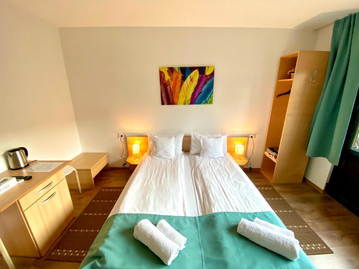 Cristi'S Rooms - Pensiune Oradea Zewnętrze zdjęcie
