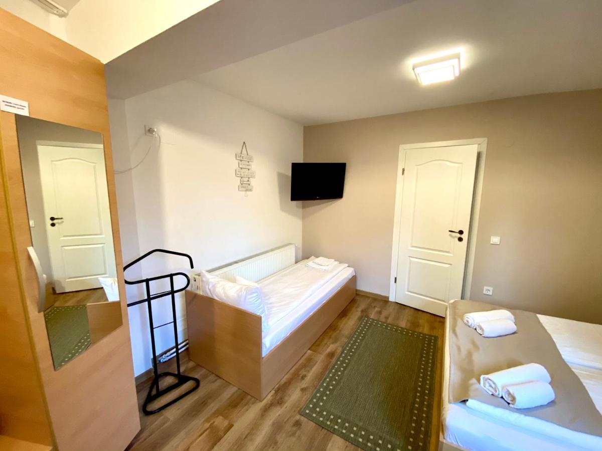 Cristi'S Rooms - Pensiune Oradea Zewnętrze zdjęcie